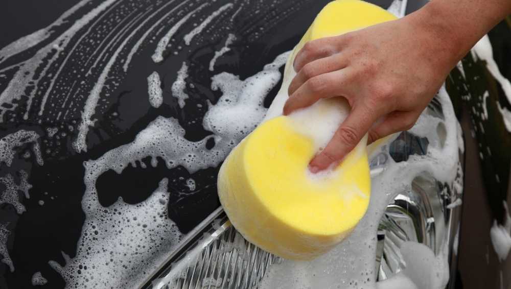 Wash the car with a sponge 